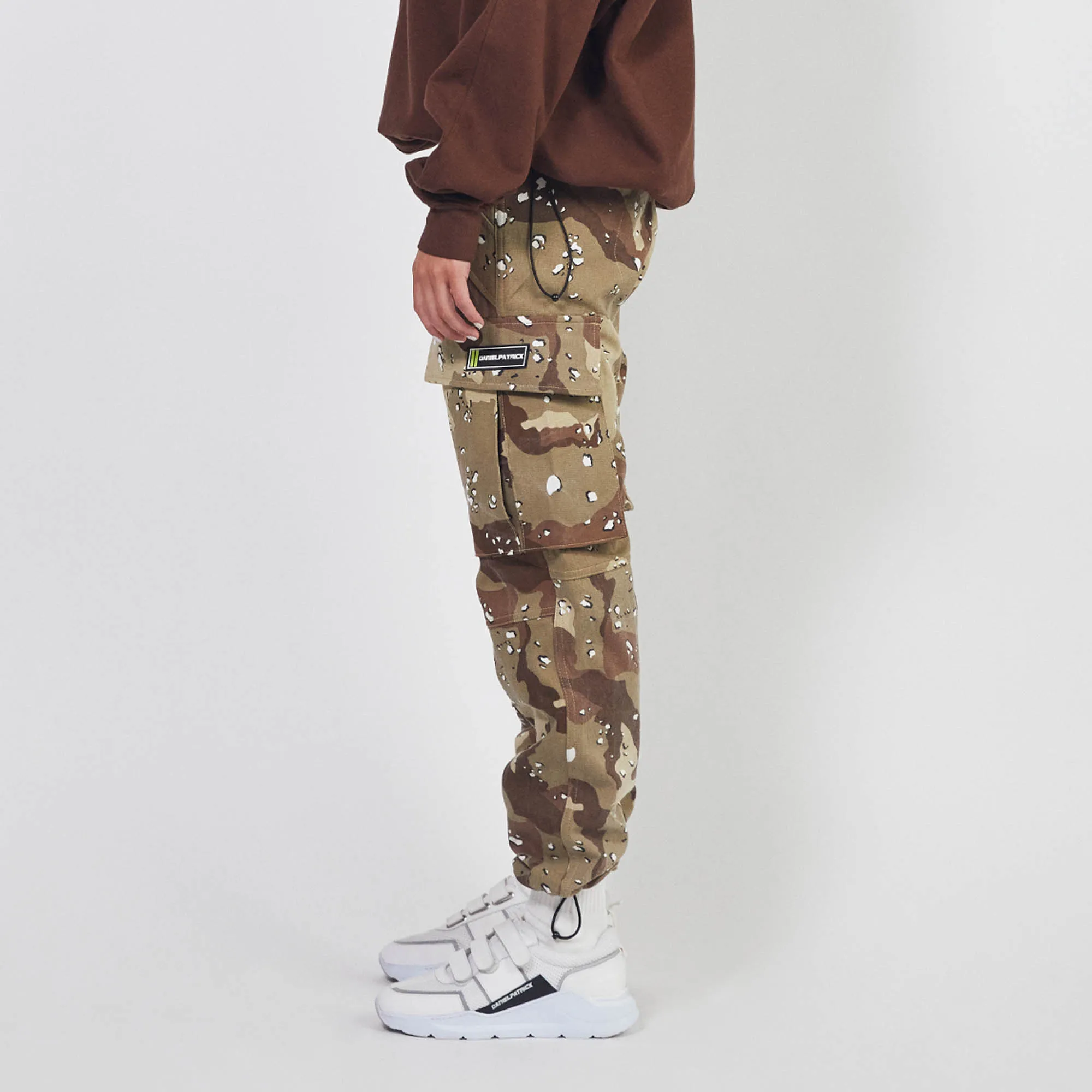 7 pocket cargo / distressed desert camo